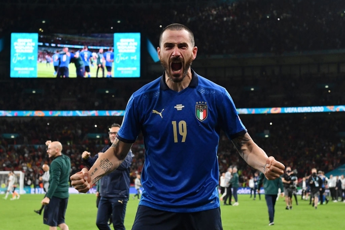 Tuyển thủ Italy đang ăn mừng xúc động cùng CĐV nhà, nhân viên an ninh lại tưởng nhầm là fan quá khích, đòi đuổi lên khán đài - Ảnh 3.