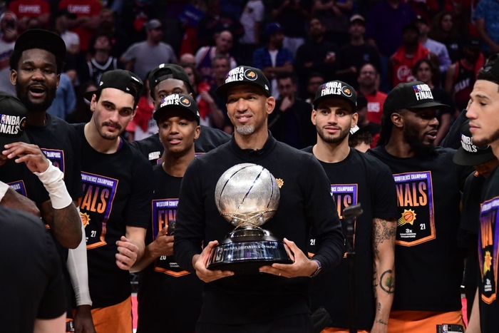 HLV Phoenix Suns hé lộ cách chỉ đạo Chris Paul bằng... &quot;thần giao cách cảm&quot; - Ảnh 4.