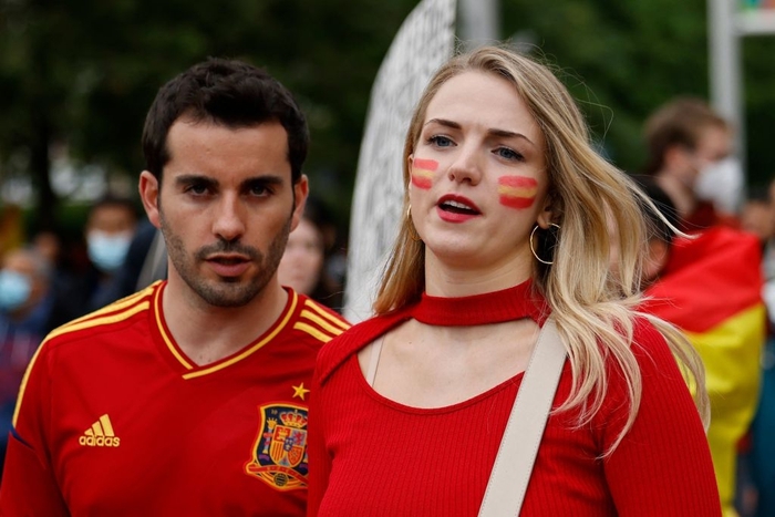 Ấn tượng sâu sắc về fan Ý và Tây Ban Nha: Những nụ hôn cháy bỏng, những bóng hồng trên khán đài và thông điệp chế nhạo fan tuyển Anh - Ảnh 9.