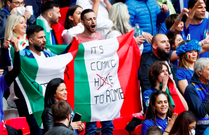 Ấn tượng sâu sắc về fan Ý và Tây Ban Nha: Những nụ hôn cháy bỏng, những bóng hồng trên khán đài và thông điệp chế nhạo fan tuyển Anh - Ảnh 1.