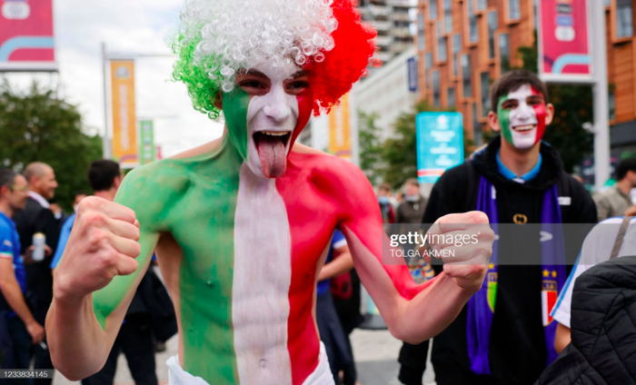 Ấn tượng sâu sắc về fan Ý và Tây Ban Nha: Những nụ hôn cháy bỏng, những bóng hồng trên khán đài và thông điệp chế nhạo fan tuyển Anh - Ảnh 16.