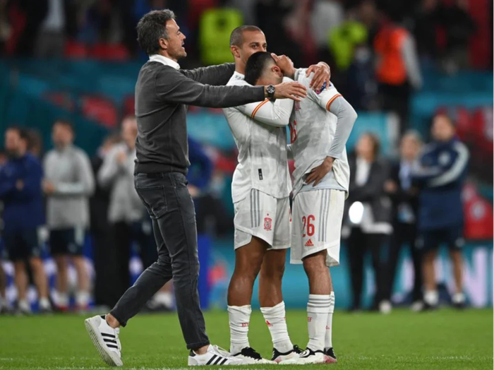 Các cầu thủ Tây Ban Nha bật khóc, lặng đi sau thất bại tại bán kết Euro 2020 - Ảnh 5.