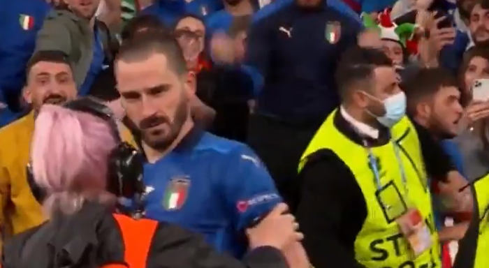 Tuyển thủ Italy đang ăn mừng xúc động cùng CĐV nhà, nhân viên an ninh lại tưởng nhầm là fan quá khích, đòi đuổi lên khán đài - Ảnh 2.