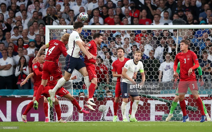Video Euro 2020: Kasper Schmeichel cản phá xuất thần cú đánh đầu hiểm hóc của Harry Maguire - Ảnh 1.