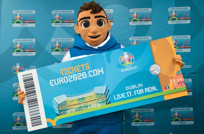 Vé xem trận chung kết giữa Anh và Italy bị &quot;thổi giá&quot; lên đến 50.000 Euro - Ảnh 1.
