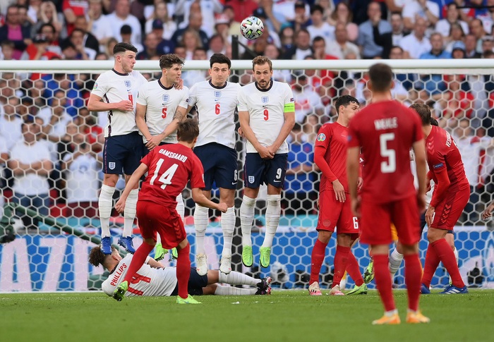 Video: Damsgaard sút phạt cháy lưới tuyển Anh, mở tỷ số 1-0 cho Đan Mạch - Ảnh 2.