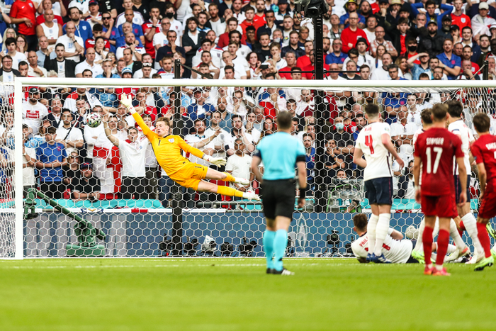 Video: Damsgaard sút phạt cháy lưới tuyển Anh, mở tỷ số 1-0 cho Đan Mạch - Ảnh 3.