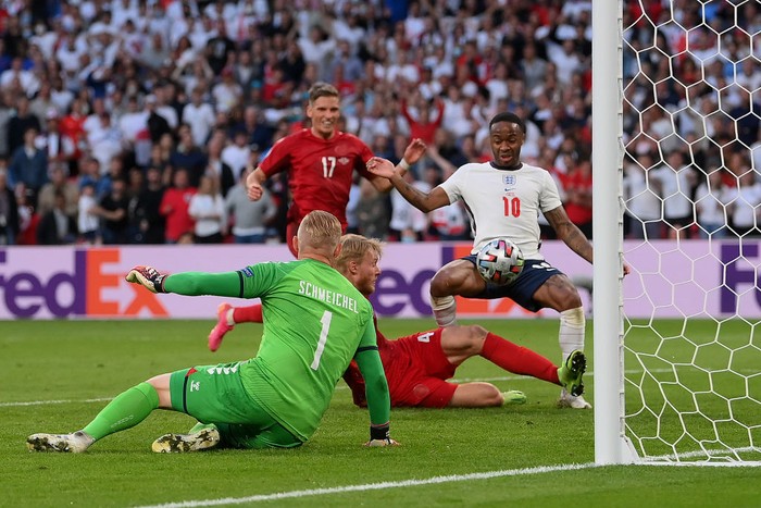 Video: Đội trưởng Simon Kjaer đốt lưới Đan Mạch giúp tuyển Anh gỡ hòa 1-1 - Ảnh 2.