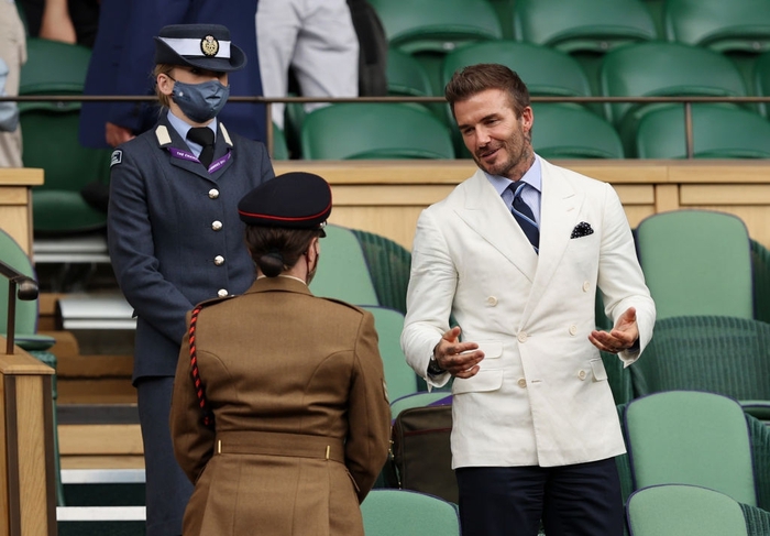 Sau Euro, David Beckham tiếp tục gây náo loạn khi đến xem quần vợt: Vừa xuất hiện đã nổi bần bật, vẻ hút hồn không thể cưỡng - Ảnh 2.