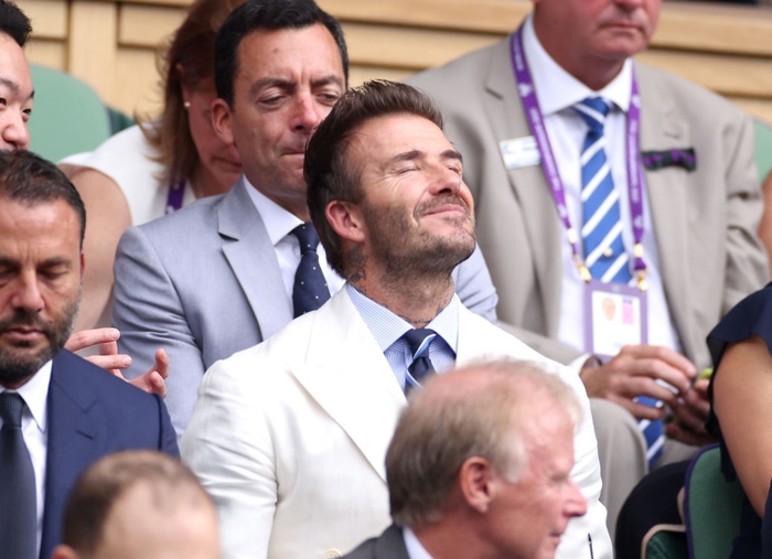 Sau Euro, David Beckham tiếp tục gây náo loạn khi đến xem quần vợt: Vừa xuất hiện đã nổi bần bật, vẻ hút hồn không thể cưỡng - Ảnh 7.