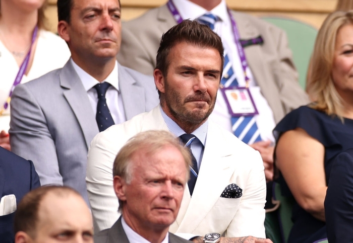 Sau Euro, David Beckham tiếp tục gây náo loạn khi đến xem quần vợt: Vừa xuất hiện đã nổi bần bật, vẻ hút hồn không thể cưỡng - Ảnh 8.