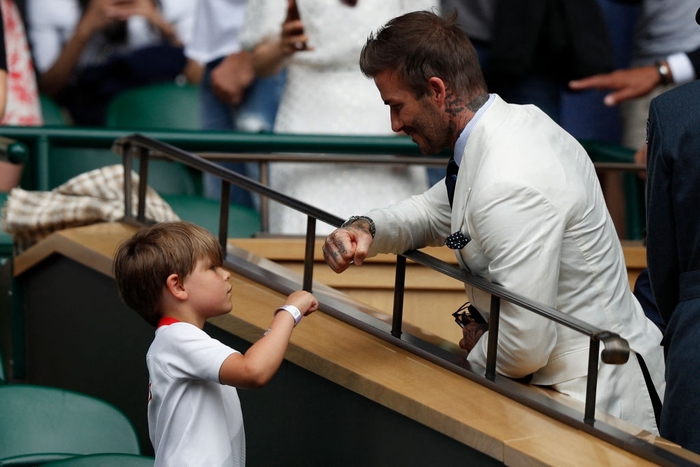 Sau Euro, David Beckham tiếp tục gây náo loạn khi đến xem quần vợt: Vừa xuất hiện đã nổi bần bật, vẻ hút hồn không thể cưỡng - Ảnh 3.
