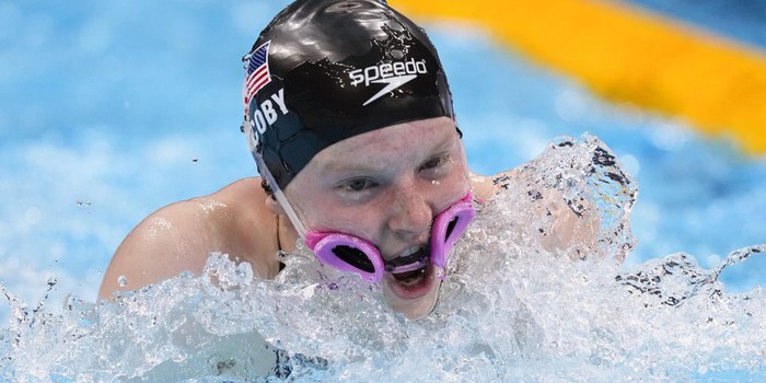 Kình ngư của Mỹ bị mắc kính bơi vào miệng khi tranh tài tại Olympic Tokyo - Ảnh 1.