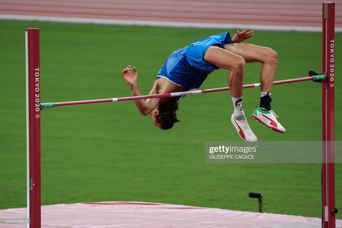 Lãng tử Italy vô địch nhảy 3 bước Olympic Tokyo cùng linh vật đặc biệt - biểu tượng của sự vươn lên từ tro tàn - Ảnh 8.