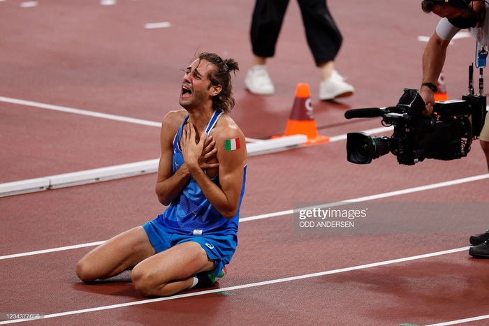 Lãng tử Italy vô địch nhảy 3 bước Olympic Tokyo cùng linh vật đặc biệt - biểu tượng của sự vươn lên từ tro tàn - Ảnh 9.