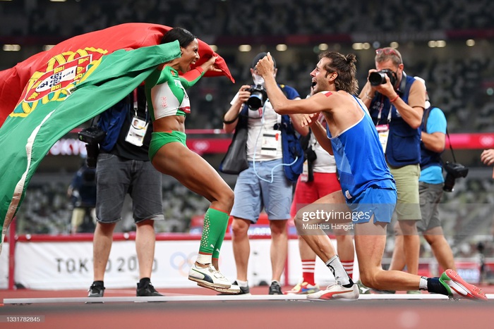 Lãng tử Italy vô địch nhảy 3 bước Olympic Tokyo cùng linh vật đặc biệt - biểu tượng của sự vươn lên từ tro tàn - Ảnh 11.