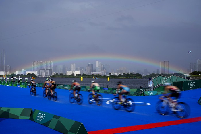 Ảnh Olympic Tokyo 2020: Cầu vồng sau bão và cuộc chiến với nắng nóng của các VĐV  - Ảnh 1.