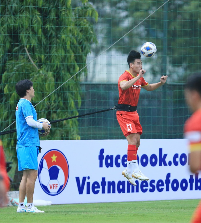 Điểm tên những tuyển thủ cao trên 1m80 ở tuyển Việt Nam - Ảnh 4.