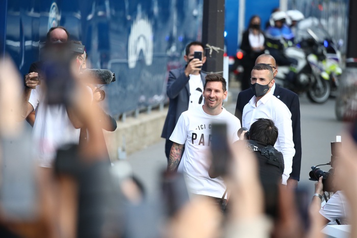 Nóng: Messi hoàn thành kiểm tra y tế, đi bộ tới sân Parc des Princes để chuẩn bị ký hợp đồng - Ảnh 8.