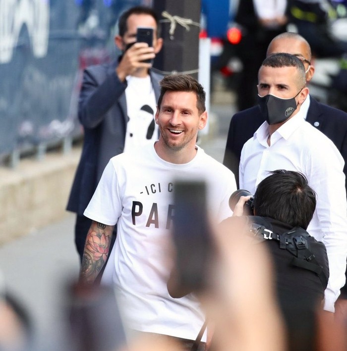Nóng: Messi hoàn thành kiểm tra y tế, đi bộ tới sân Parc des Princes để chuẩn bị ký hợp đồng - Ảnh 9.