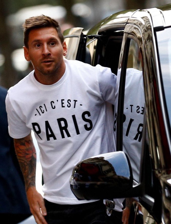 Nóng: Messi hoàn thành kiểm tra y tế, đi bộ tới sân Parc des Princes để chuẩn bị ký hợp đồng - Ảnh 1.