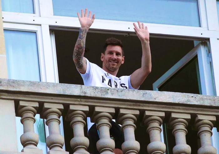 Nóng: Messi hoàn thành kiểm tra y tế, vẫy chào fan ở ban công khách sạn - Ảnh 7.