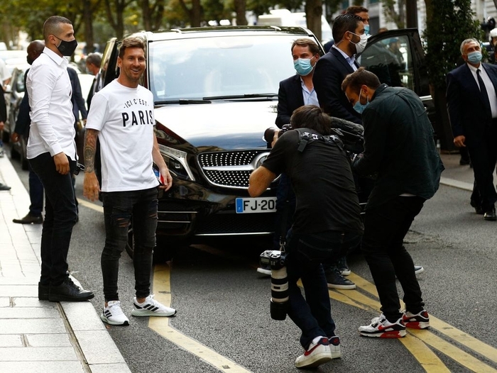 Nóng: Messi hoàn thành kiểm tra y tế, đi bộ tới sân Parc des Princes để chuẩn bị ký hợp đồng - Ảnh 5.