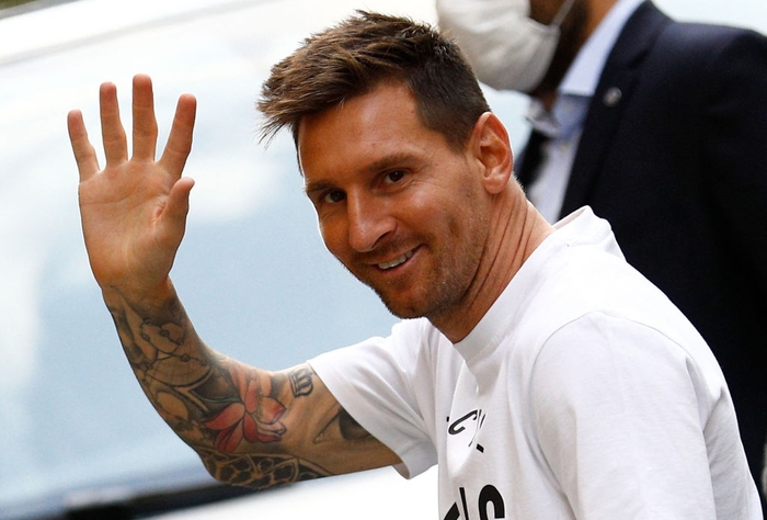 Nóng: Messi hoàn thành kiểm tra y tế, đi bộ tới sân Parc des Princes để chuẩn bị ký hợp đồng - Ảnh 6.