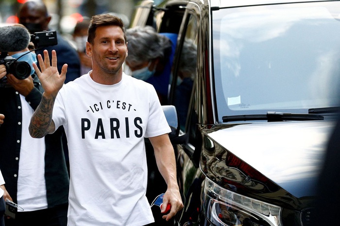 Nóng: Messi hoàn thành kiểm tra y tế, đi bộ tới sân Parc des Princes để chuẩn bị ký hợp đồng - Ảnh 2.