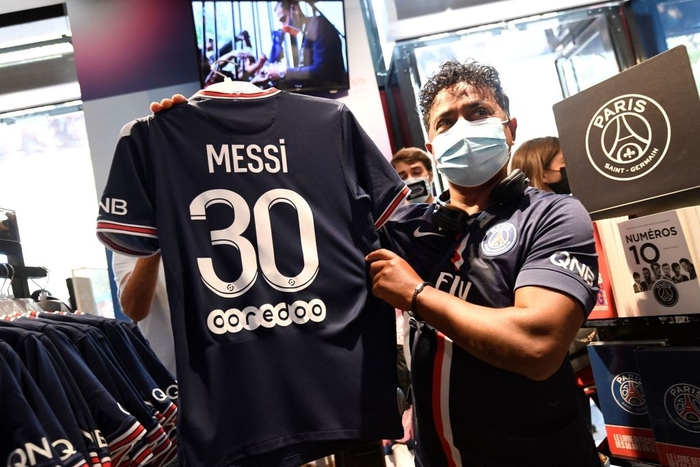 Fan xếp hàng dài cả &quot;cây số&quot; chờ mua áo đấu của Messi - Ảnh 5.