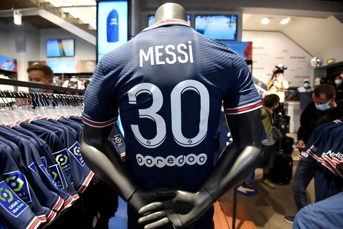 Fan xếp hàng dài cả &quot;cây số&quot; chờ mua áo đấu của Messi - Ảnh 3.