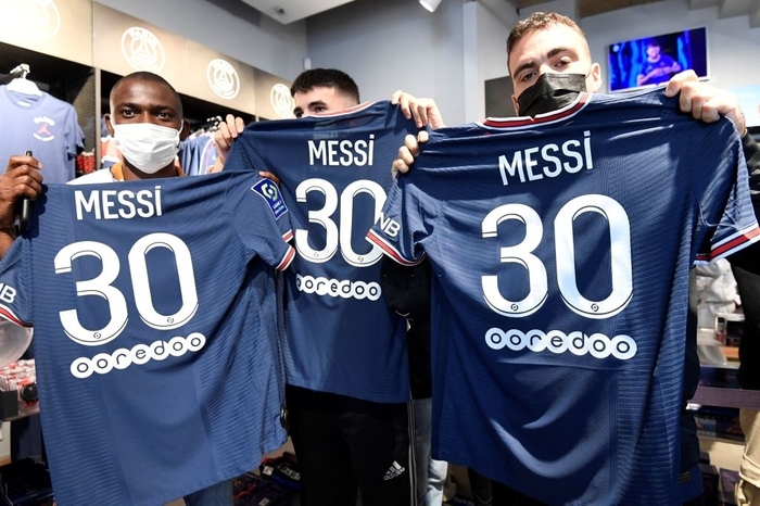 Fan xếp hàng dài cả &quot;cây số&quot; chờ mua áo đấu của Messi - Ảnh 6.