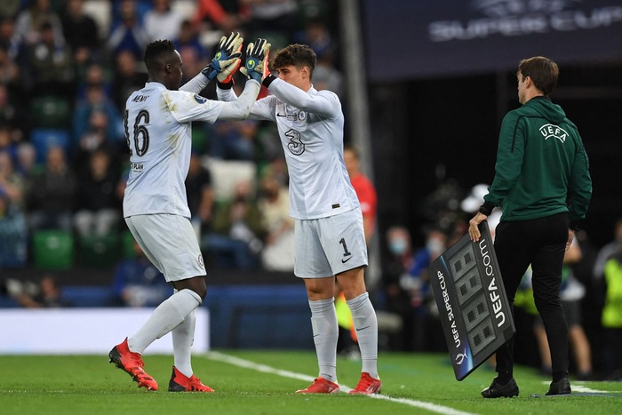 Cầu thủ Chelsea tung hô thủ môn Kepa sau khi giành danh hiệu Siêu cúp Châu Âu - Ảnh 1.