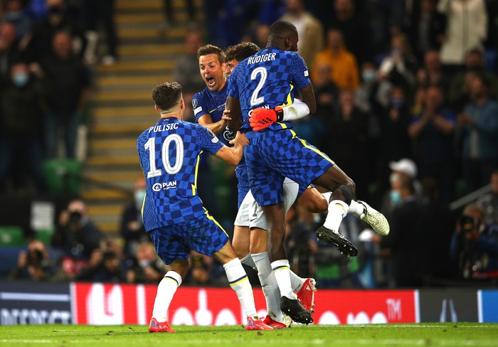 Cầu thủ Chelsea tung hô thủ môn Kepa sau khi giành danh hiệu Siêu cúp Châu Âu - Ảnh 3.