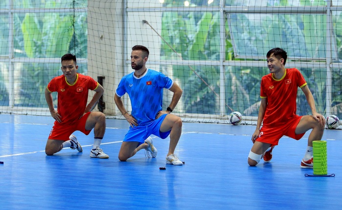 Ngày đầu tập luyện của tuyển futsal Việt Nam tại thủ đô - Ảnh 4.