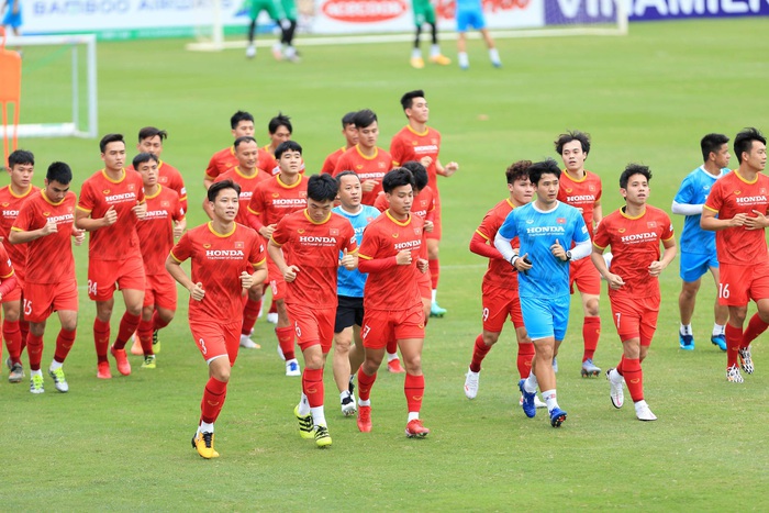 HLV Park Hang-seo trực tiếp xuống sân nhắc nhở, ghi chép lại buổi tập của tuyển Việt Nam - Ảnh 1.
