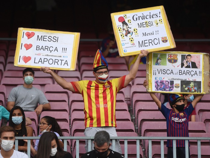 Fan Barca hát vang tên Messi đầy cảm xúc trong trận khai màn với Real Sociedad - Ảnh 2.