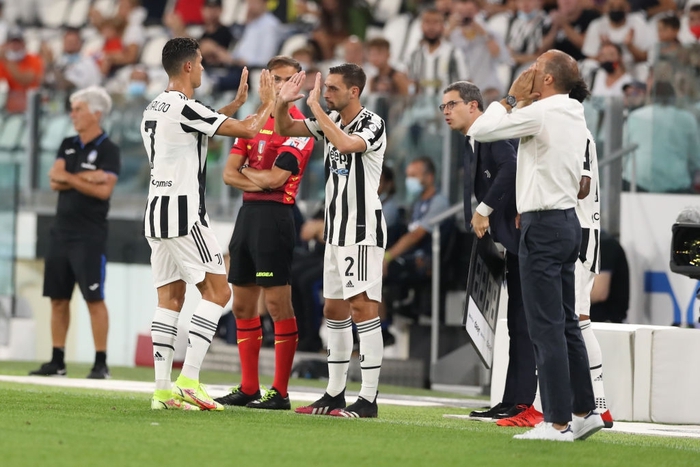 Ronaldo bất ngờ bị chỉ trích vì vào phòng thay đồ trong lúc đội nhà đang thi đấu - Ảnh 1.