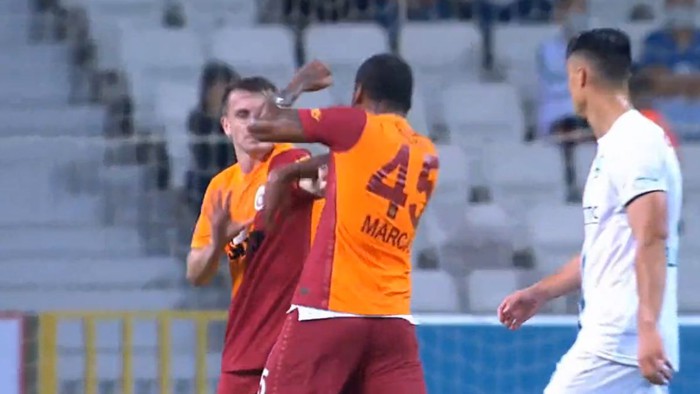 Lao vào đấm đồng đội, hậu vệ Galatasaray nhận cái kết đắng - Ảnh 2.
