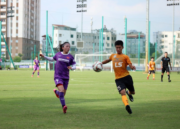 Huỳnh Như ghi bàn, tuyển nữ Việt Nam cầm hoà U15 nam Futsal Thái Sơn Bắc  - Ảnh 1.