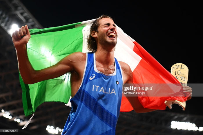 Lãng tử Italy vô địch nhảy cao Olympic Tokyo cùng linh vật đặc biệt - biểu tượng của sự vươn lên từ tro tàn - Ảnh 15.