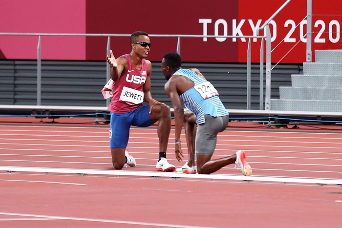 Tự dưng mất oan phần thi vì cú ngã của đối thủ, VĐV Olympic có hành động bất ngờ khiến tất cả cảm phục - Ảnh 4.