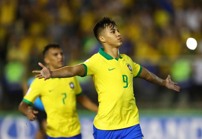 Chuyển nhượng 2/8: Thần đồng Brazil sắp làm đồng đội Ronaldo - Ảnh 1.