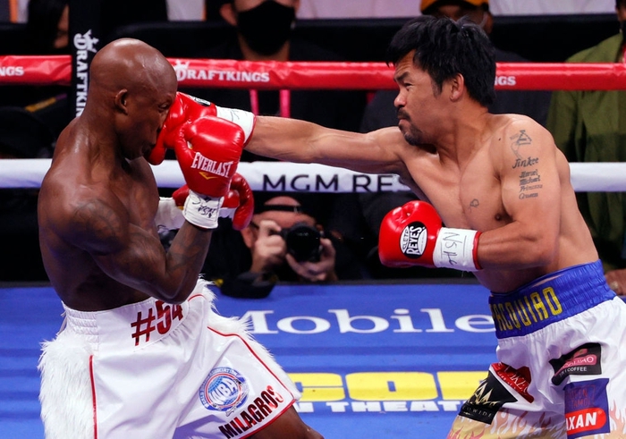 Tụt thể lực khi thi đấu ở tuổi 42, huyền thoại boxing Manny Pacquiao để thua trong trận tranh đai thế giới - Ảnh 3.