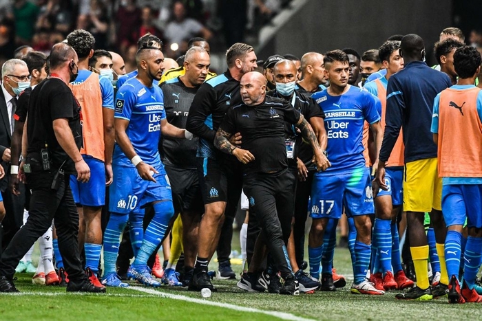 Hỗn loạn ở giải VĐQG Pháp: Cầu thủ choảng nhau với hooligan khiến trận đấu bị tạm hoãn - Ảnh 3.