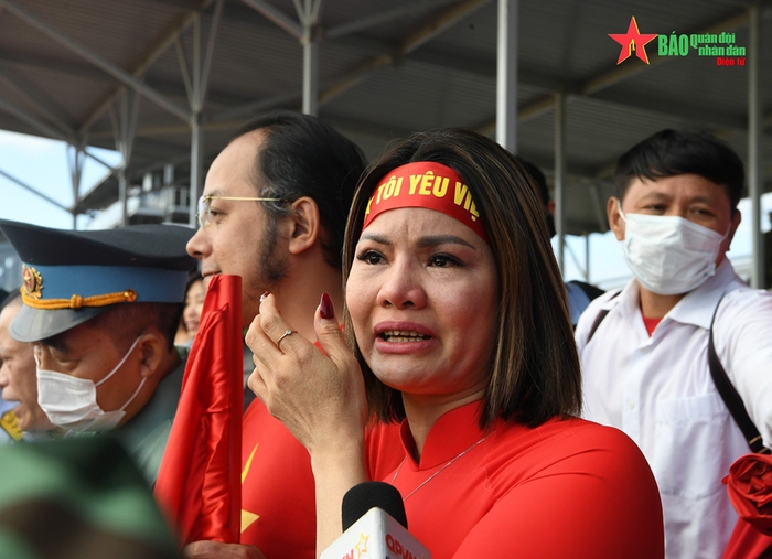 Một cổ động viên xúc động khi chứng kiến các vòng đua của Đội tuyển xe tăng QĐND Việt Nam. Ảnh: Báo QĐND