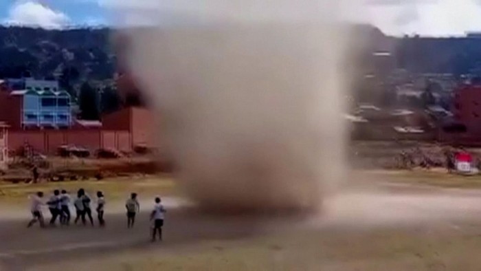 Lốc xoáy bất ngờ xuất hiện trên sân bóng ở Bolivia  - Ảnh 2.