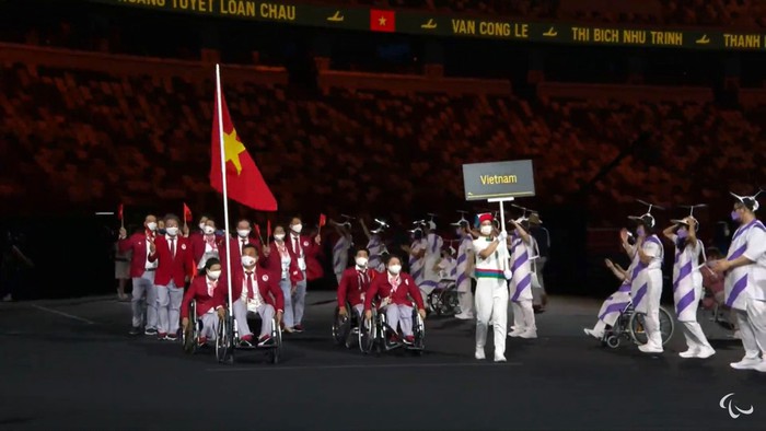 Đoàn thể thao Việt Nam diễu hành tại lễ khai mạc Paralympic Tokyo 2020 - Ảnh 2.