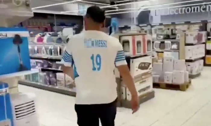 Hooligan Marseille mặc áo in thông điệp xúc phạm Messi, làm loạn tại cửa hàng đồ điện tử - Ảnh 1.