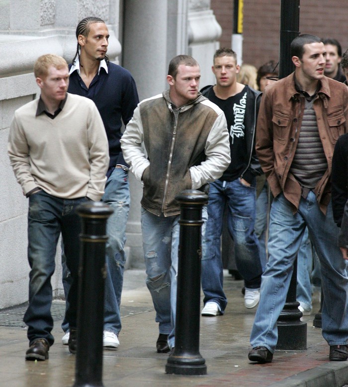 Gu thời trang thảm họa của các sao bóng đá: Rooney, Pogba, ăn mặc thế này mà các anh vẫn ra đường được sao? - Ảnh 3.